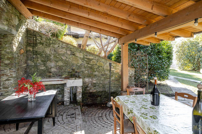 Villa in vendita a Montegrino Valtravaglia