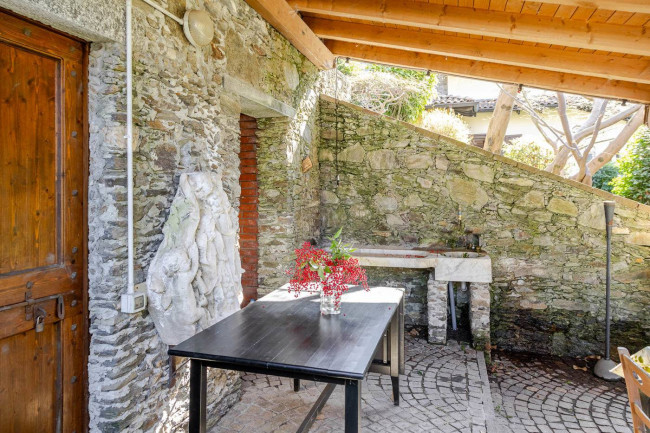 Villa in vendita a Montegrino Valtravaglia