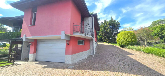 Villa in vendita a Comerio