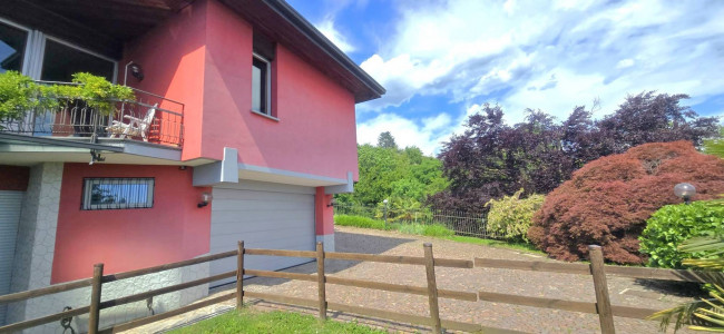 Villa in vendita a Comerio