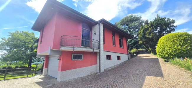 Villa in vendita a Comerio