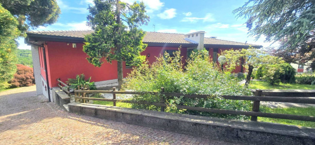 Villa in vendita a Comerio