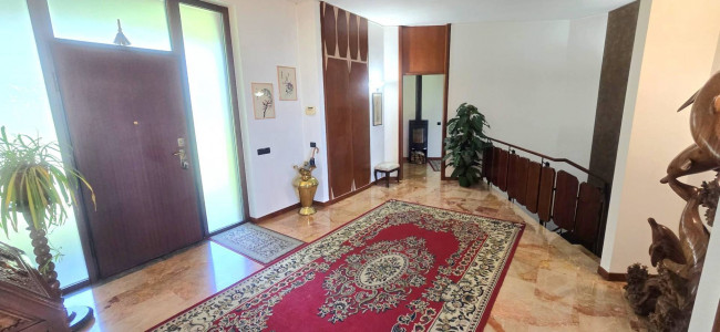 Villa in vendita a Comerio