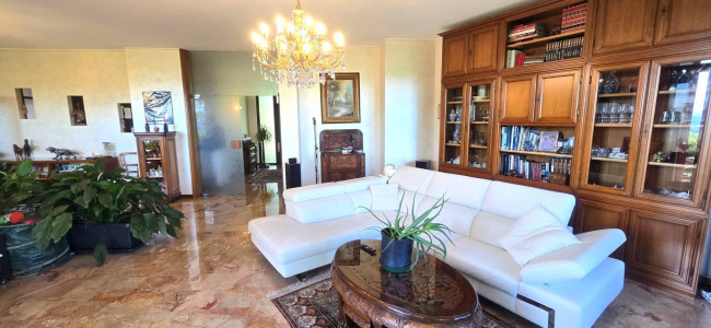 Villa in vendita a Comerio