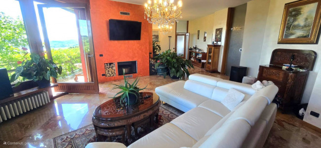 Villa in vendita a Comerio
