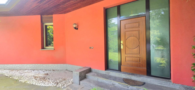 Villa in vendita a Comerio
