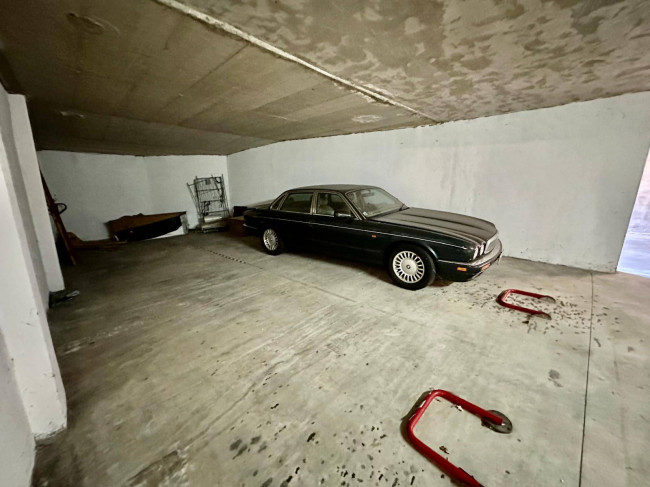 Box o garage in vendita a Luino