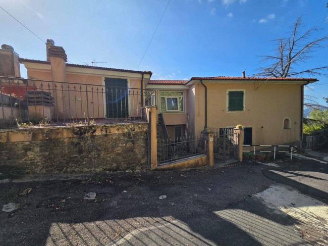 Villette a schiera in vendita a Podenzana