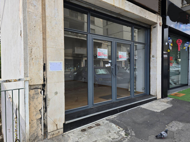Locale commerciale in affitto a Catania