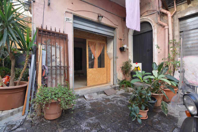 Deposito-Garage-Locale Commerciale in vendita a Catania
