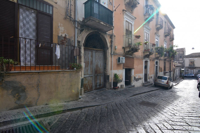 Deposito-Garage-Locale Commerciale in vendita a Catania