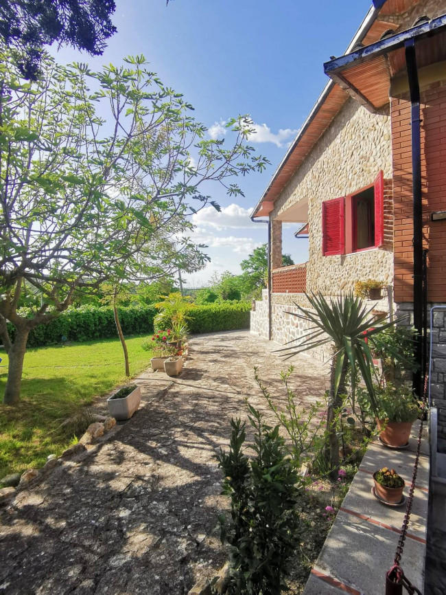 Casa singola in vendita a Baschi