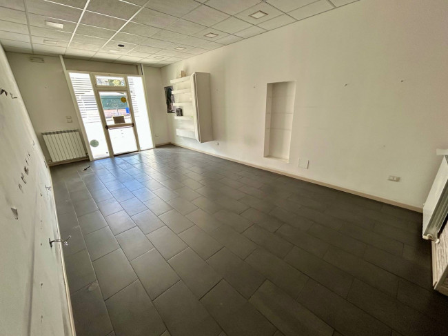 Locale commerciale in vendita a Todi