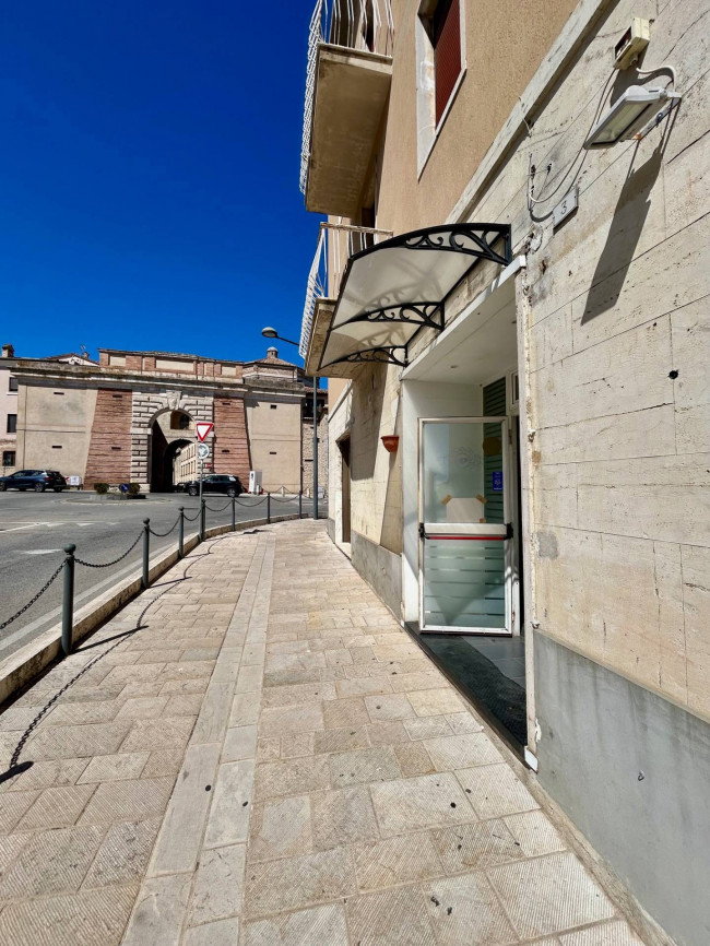 Locale commerciale in vendita a Todi