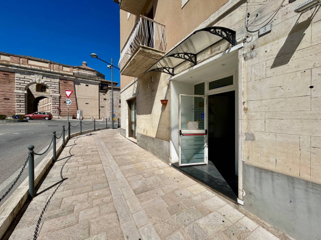 Locale commerciale in vendita a Todi