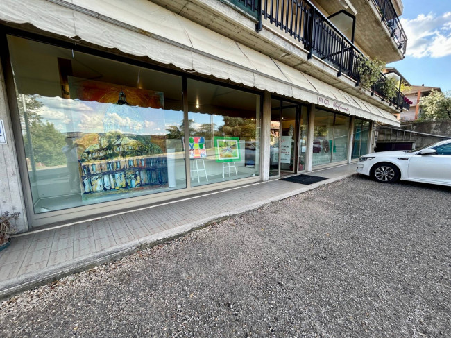 Attività commerciale in affitto/vendita a Todi