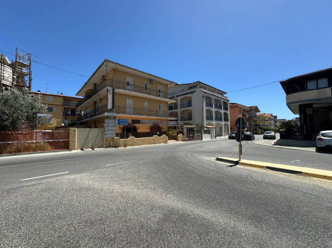 Locale commerciale in vendita a Montepaone