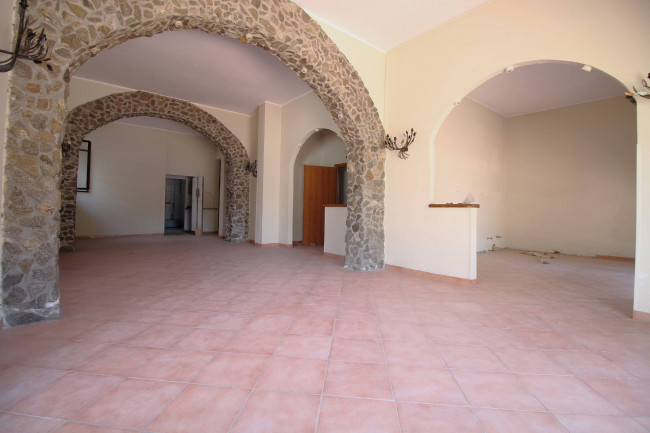 Locale commerciale in vendita a Montepaone