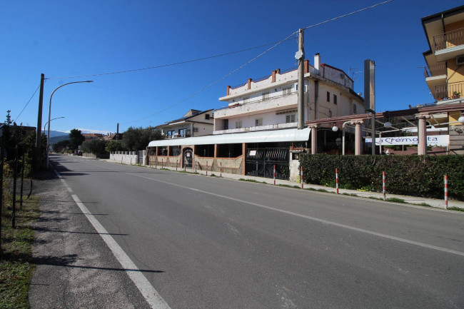 Locale commerciale in affitto a Montepaone