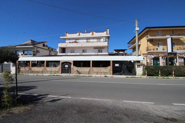 Locale commerciale in affitto a Montepaone