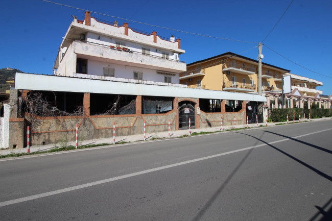 Locale commerciale in affitto a Montepaone