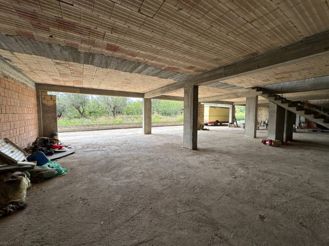 Locale commerciale in vendita a Satriano