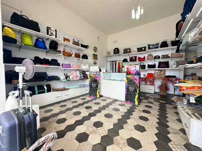 Locale commerciale in affitto a Montepaone