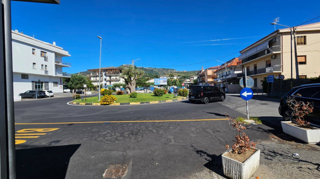 Locale commerciale in affitto a Montepaone