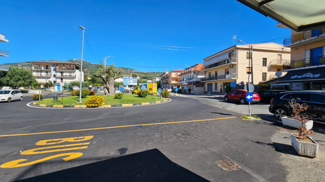 Locale commerciale in affitto a Montepaone