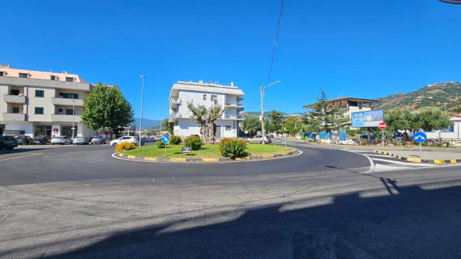 Locale commerciale in affitto a Montepaone