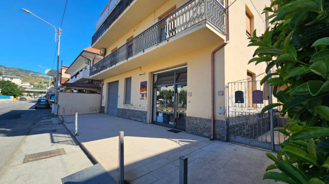 Locale commerciale in affitto a Montepaone