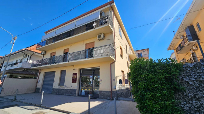 Locale commerciale in affitto a Montepaone