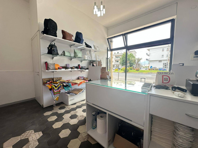 Locale commerciale in affitto a Montepaone