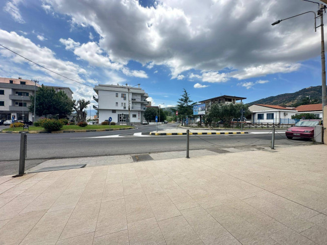 Locale commerciale in affitto a Montepaone