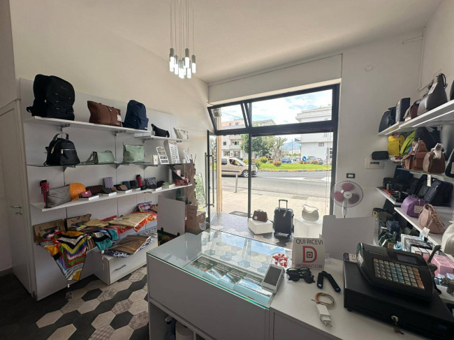 Locale commerciale in affitto a Montepaone