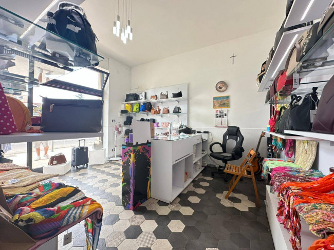 Locale commerciale in affitto a Montepaone