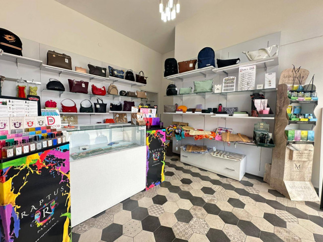 Locale commerciale in affitto a Montepaone