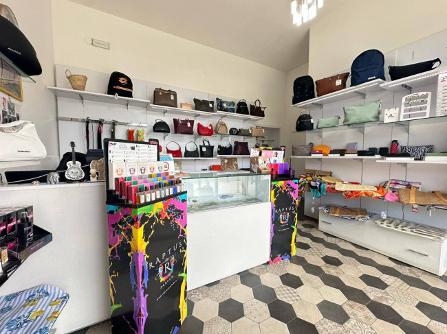 Locale commerciale in affitto a Montepaone
