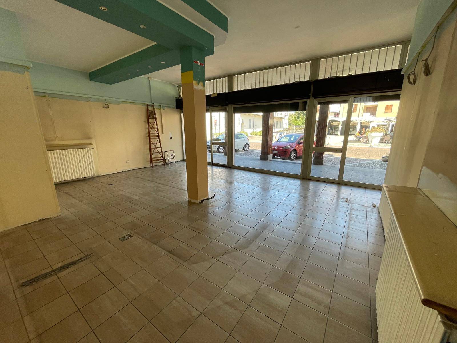 Locale commerciale in vendita a Solaro