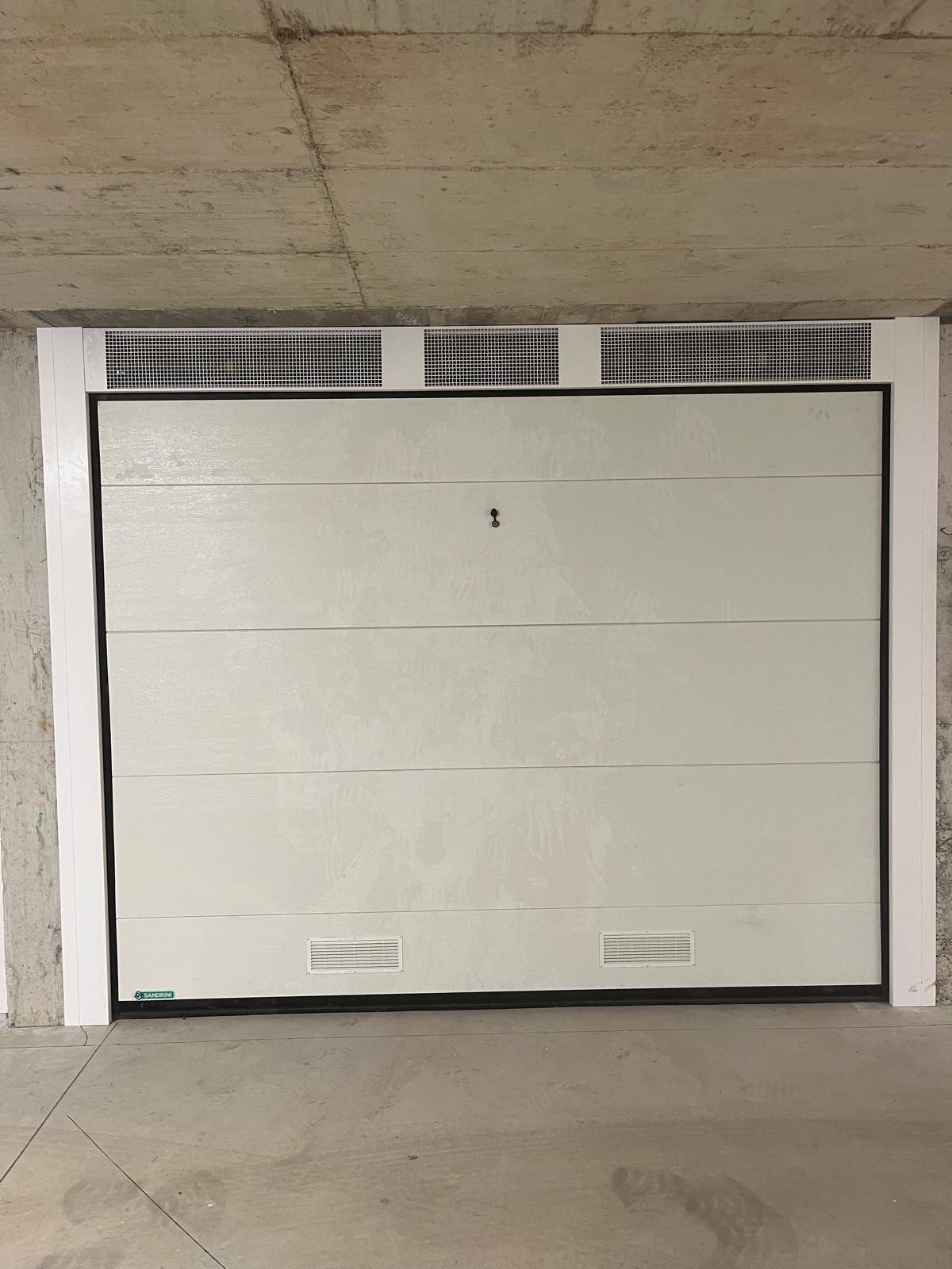 Box o garage in vendita a Solaro