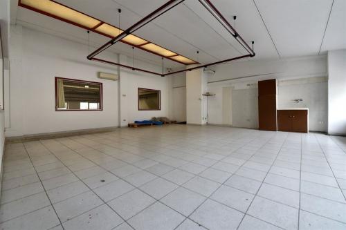 Capannone in vendita a Solaro