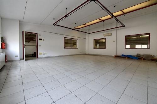 Capannone in vendita a Solaro