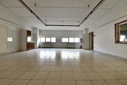 Capannone in vendita a Solaro