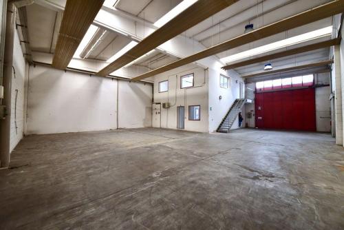 Capannone in vendita a Solaro