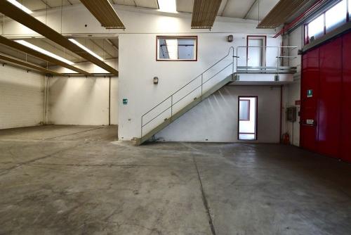 Capannone in vendita a Solaro