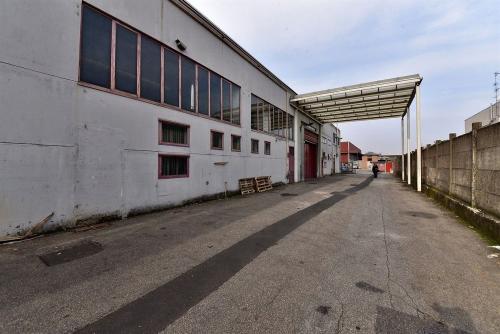 Capannone in vendita a Solaro