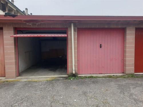 Box o garage in vendita a Solaro