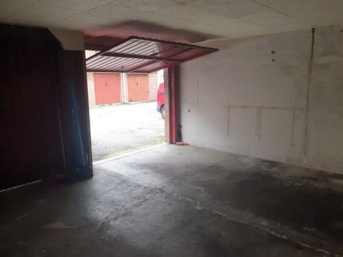 Box o garage in vendita a Solaro