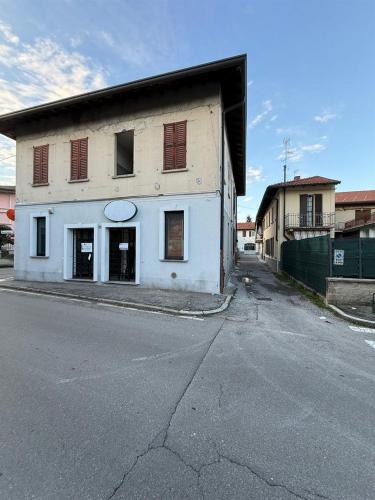 Locale commerciale in affitto a Rovellasca
