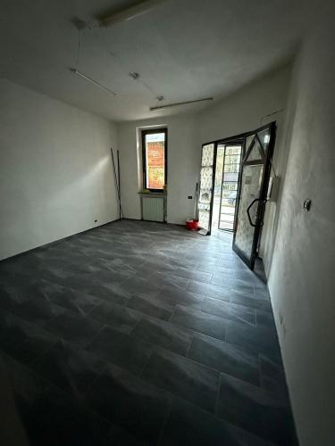 Locale commerciale in affitto a Rovellasca